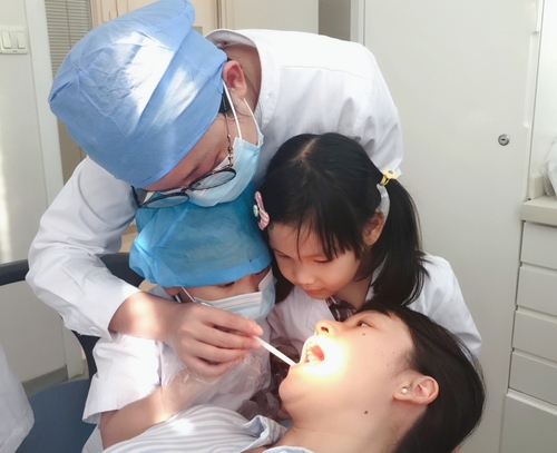 给爸妈检查牙齿.JPG